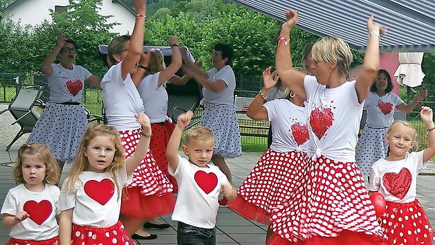 Mitarbeiterinnen aus allen Bereichen gaben zwei mitreißende Tänze zum Besten. Bei „Rote Lippen soll man küssen“ waren auch einige „Regenbogen-Kids“ gerne dabei.
