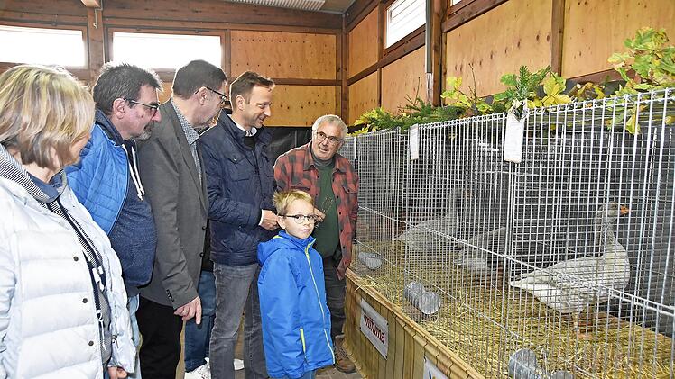 Bürgermeister Robert Bosch betrachtete zusammen mit Vorsitzendem Hansjürgen Grampp und den Gemeinderäten Brigitte Lauterbach und Erich Schiffelholz sowie Burkhard Lauterbach (Kreisvorsitzender der Rassekaninchenzüchter) die Fränkischen Landgänse.