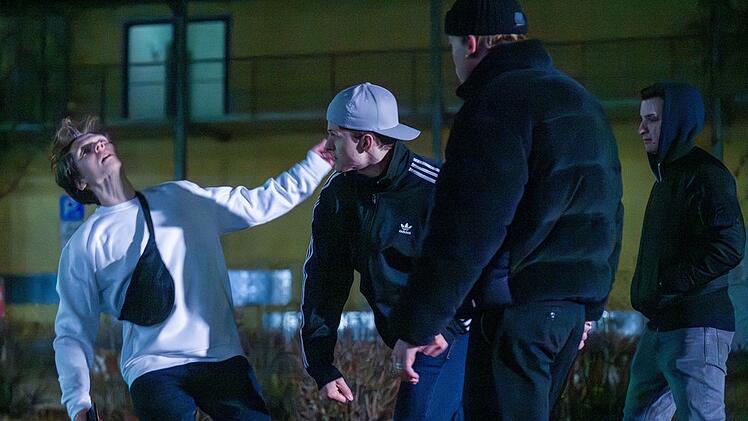 Ein junger Mann wird nach einem Disco-Besuch auf der Straße brutal zusammengeschlagen.
