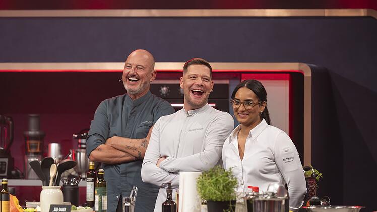 Team Rosin hatte gut lachen: Sie gewinnen den ersten Kochgang erdrutschartig 85:69. Aber Henssler & Co. gewannen das Quiz und erlitten deshalb keinen Zeitverlust fürs Finale.