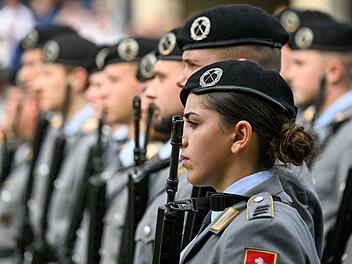 Dienst an der Waffe: F&uuml;r Frauen gilt weiter die Freiwilligkeit, ein neues Wehrpflichtmodell erfasst nur junge M&auml;nner - beides soll die personelle Aufstockung der Bundeswehr sichern.