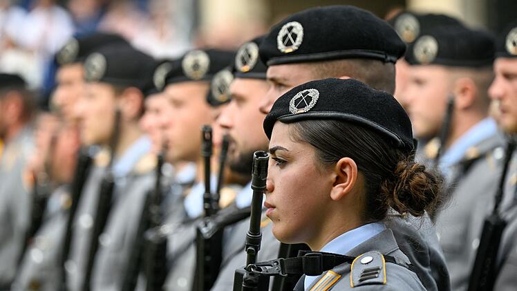 Dienst an der Waffe: F&uuml;r Frauen gilt weiter die Freiwilligkeit, ein neues Wehrpflichtmodell erfasst nur junge M&auml;nner - beides soll die personelle Aufstockung der Bundeswehr sichern.