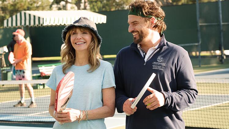 Ex-Tenniswunderkind Dusty Boyd (Jake Johnson) muss nach einer Verletzung die unliebsame Sportart Pickleball ausprobieren. Dank Partnerin Candace (Mary Steenburgen) macht ihm das &uuml;berraschend viel Spa&szlig;.