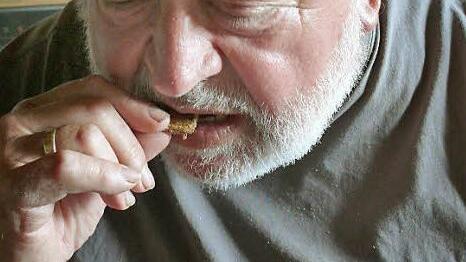 Kostprobe. Der Milbenkäse schmeckt am besten auf einem Stück Butterbrot. Alois Voigt genießt den Gourmet-Käse.  Fotos: Manfred Wagner