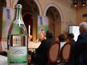 Natürlich wird bei der Hauptversammlung der StaatlichenMineralbrunnen AG Bad Brückenauer Wasser ausgeschenkt. Foto: Ulrike Müller