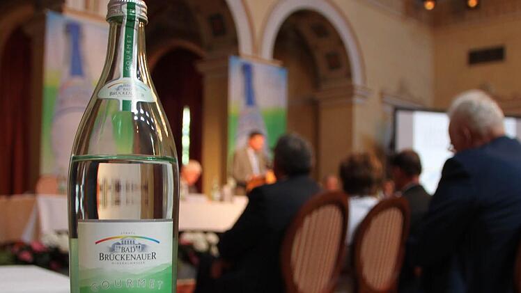 Natürlich wird bei der Hauptversammlung der StaatlichenMineralbrunnen AG Bad Brückenauer Wasser ausgeschenkt. Foto: Ulrike Müller