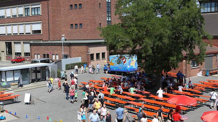 Bei sommerlich heißen Temperaturen haben am Samstag tausende Menschen den Familientag der Firma Bosch für einen Werksbesuch genutzt. Foto: Barbara Herbst