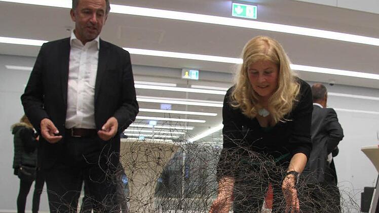 Hauchzart und dennoch aus Stahl - auch der Vorsitzende des Kunstvereins Kulmbach, Karl-Heinz Greim, und seine Stellvertreterin Conny Morsch lassen sich von der "Duftigkeit" des Kunstwerkes gefangen nehmen. Fotos: Sonja Adam