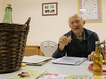Referent Helmut Zimmermann lud im Rahmen seines Vortrages zur Verkostung eigener Weine ein. Foto: Theresa Hirschberg