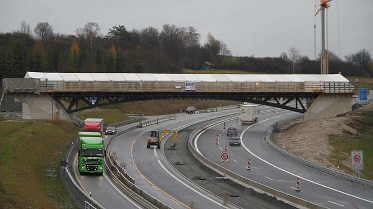 Die Brücke, die bei Altenreuth über die Autobahn führt, ist noch nicht fertiggestellt. Foto: Alexander Hartmann