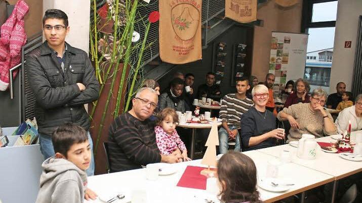 Der erst 19-jährige Majd (links stehend) geht den Helfern viel zur Hand. Die unterstützen die Flüchtlinge dabei, sich in Höchstadt zu integrieren.
