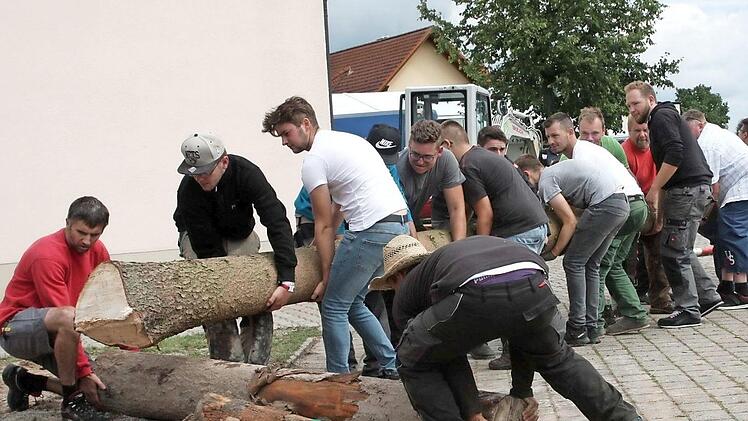 Auch ohne ein Betonloch gelang es den Helfern, den Kirchweihbaum im Ort aufzustellen. Foto: Richard Sänger