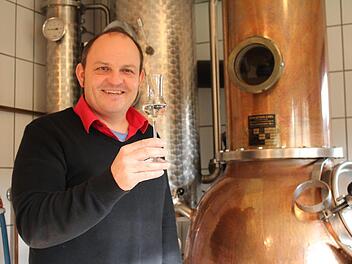 Edelbrandsommelier Markus Zeiß aus Igensdorf-Oberlindelbach begutachtet seinen selbst gemachten Gin. Fotos: Franziska Rieger