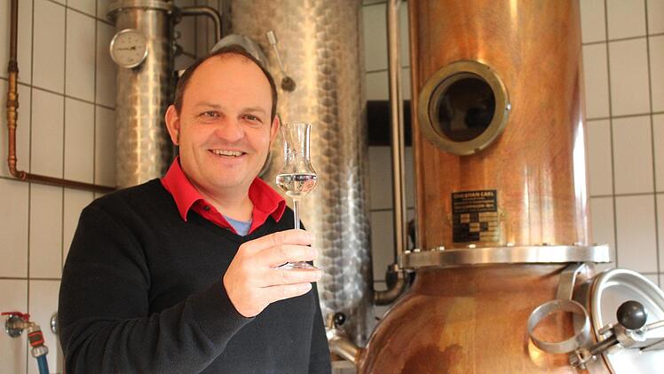 Edelbrandsommelier Markus Zeiß aus Igensdorf-Oberlindelbach begutachtet seinen selbst gemachten Gin. Fotos: Franziska Rieger