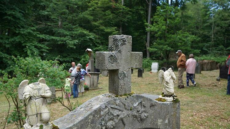 Der alte Friedhof im Truppenübungsplatz erinnert daran, dass hier einmal Dörfer standen und Menschen leben.Marion Eckert