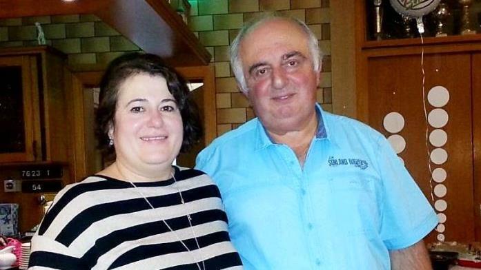 Der Wirt des Sportheimes des TSV Ebenhausen Lazaros Parassoglou mit seiner Frau Maria. Foto: Katharina Parassoglou