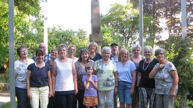 Gruppenfoto des Liedertafel-Frauenchores nach der Probe im Novizengarten.Sabine Scheuble