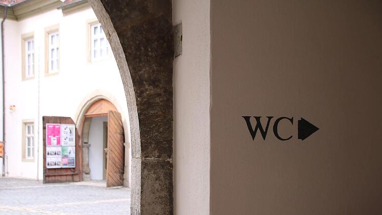 Im Eingangsbereich zum Deutschordensschloss befindet sich eine der beiden öffentlichen Toiletten. Thomas Malz