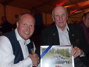 Seit Anfang an ist Ehrenmitglied Franz Rucker beim Verein der Musikfreunde dabei. Vorsitzender Patrick Rosa überreichte ihm als Zeichen des Dankes ein Bild der Stadtkapelle Kupferberg.