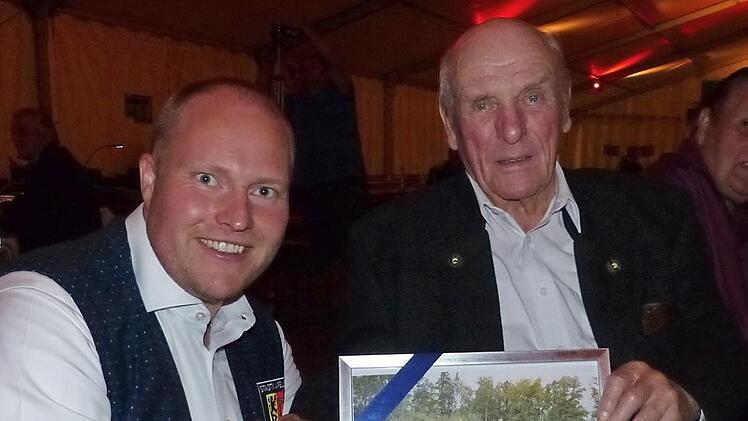 Seit Anfang an ist Ehrenmitglied Franz Rucker beim Verein der Musikfreunde dabei. Vorsitzender Patrick Rosa überreichte ihm als Zeichen des Dankes ein Bild der Stadtkapelle Kupferberg.