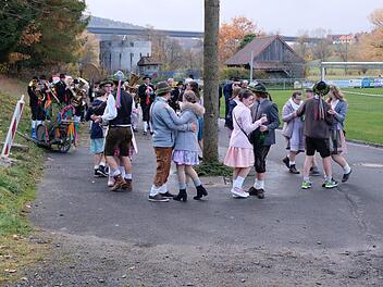 Neun Kirmespaare tanzten rund um den Plobaum. Foto: Evelyn Schneider