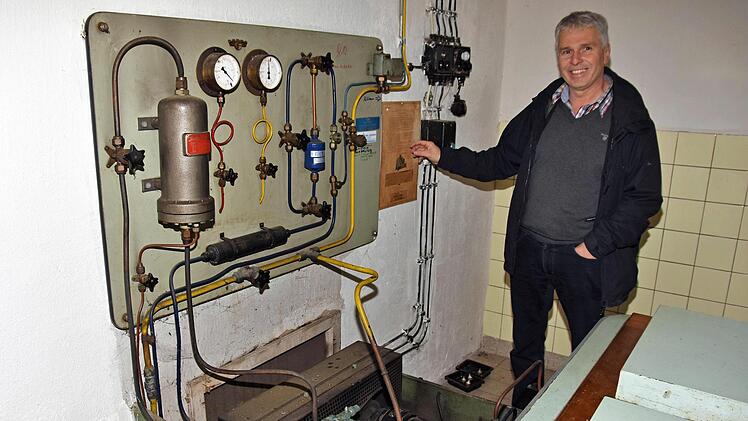 Die Gemeinschaftskühlanlage mit Kolben-Kompressor in Steinsfeld funktionierte über sechs Jahrzehnte. Unser Bild zeigt den Vorsitzenden der Frostfachgemeinschaft Steinsfeld, Matthias Thein, vor der elektrischen Anlage.Ulrike Langer