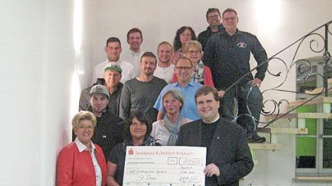 Den Spendenscheck &uuml;berreichte B&uuml;rgermeisterin Weber. Bei der Scheck&uuml;bergabe (vorne von links) B&uuml;rgermeisterin Gabriele Weber, Kindergartenleiterin Ulla F&ouml;rtsch, Dekan Detlef P&ouml;tzl und die beteiligten Vereinsvertreter Foto: Paul Hader