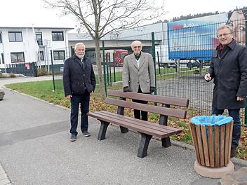 Die Seniorenvertreter (von links) Rainer Kraus und Hans Parnickel danken Bürgermeister Rainer Detsch für die rasche Errichtung einer Ruhebank im Industriegebiet Stockheim. Das war auf Anregung der Senioren-AG geschehen.  Foto: K.-H. Hofmann