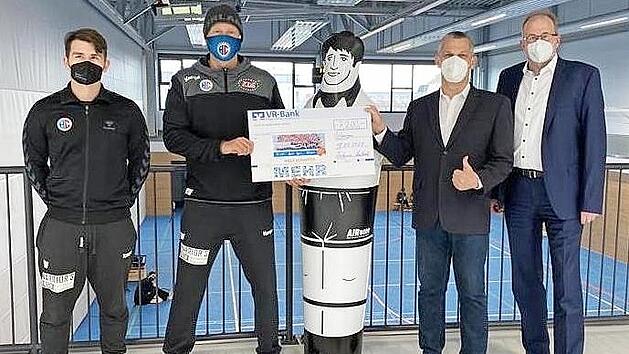 Den Scheck für das erfolgreiche Projekt „Support the sport“ überreichten (von rechts) VR-Vorstandsmitglied Hans-Peter Lechner und Projektleiter Bernd Umbach an Projektinitiator Tobias Wannenmacher (Zweiter von links) und Hannes Winicki.