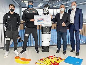 Den Scheck f&uuml;r das erfolgreiche Projekt &bdquo;Support the sport&ldquo; &uuml;berreichten (von rechts) VR-Vorstandsmitglied Hans-Peter Lechner und Projektleiter Bernd Umbach an Projektinitiator Tobias Wannenmacher (Zweiter von links) und Hannes Winicki.
