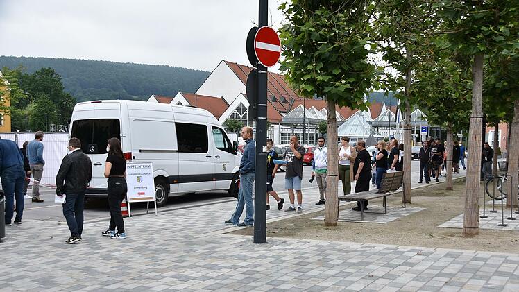 Den ganzen Vormittag über standen die Menschen vor dem mobilen Impfzentrum Schlange.