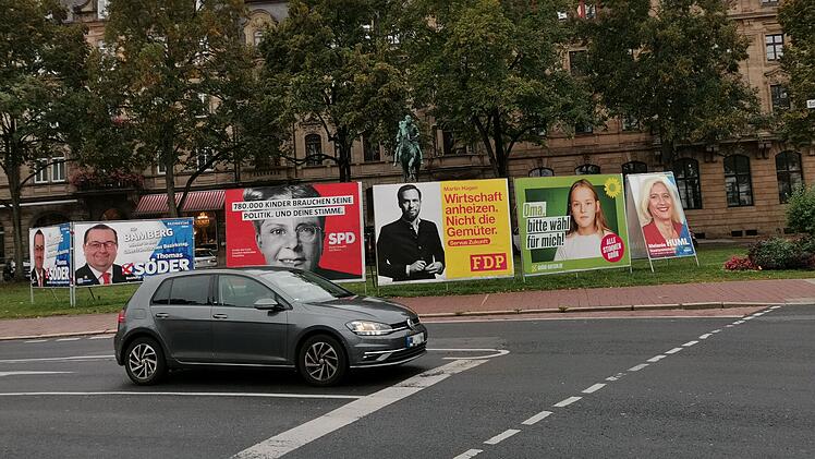 Wahlplakate zur Landtagswahl in Bayern 2023 am Bamberger Schönleinsplatz.