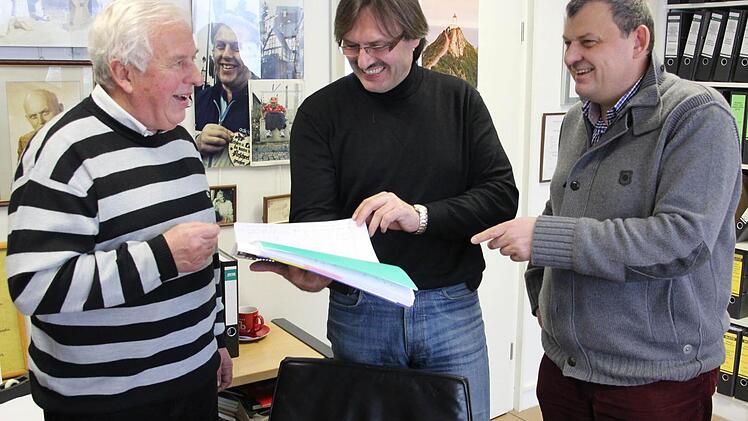 Die Prokuristen Alois Dechant (von links) und Helmut Reh freuen sich mit Geschäftsführer Thomas Dechant über volle Auftragsbücher. Foto: S. Zopf