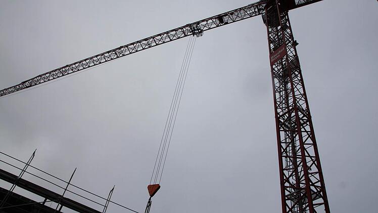 Der zweite Kran steht noch. Er wird aber in den nächsten Wochen auch noch abtransportiert.