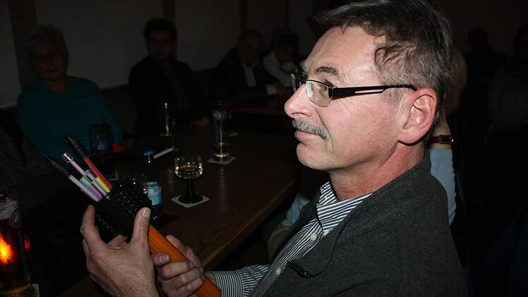Udo Wild (rechts) begutachtete unterdessen das mitgebrachte Glasfaserkabel. Foto: Sonja Werner