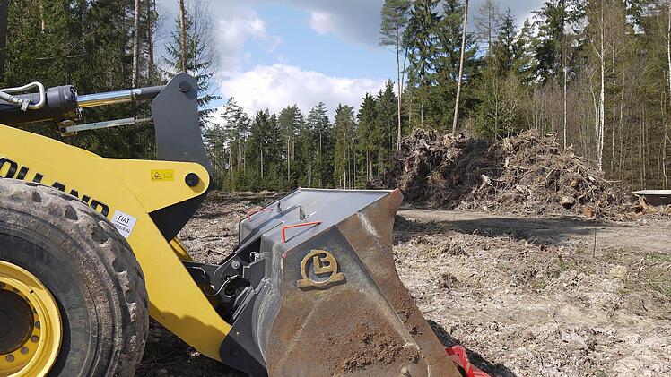 Im Wald oberhalb von Welsberg sind schon die ersten Waldflächen gerodet worden. Derweil wehren sich die Bürger des Itzgründer Gemeindeteils gegen die Errichtung eines vierten Windrads für das "Bürgerwald"-Projekt. Foto: Berthold Köhler