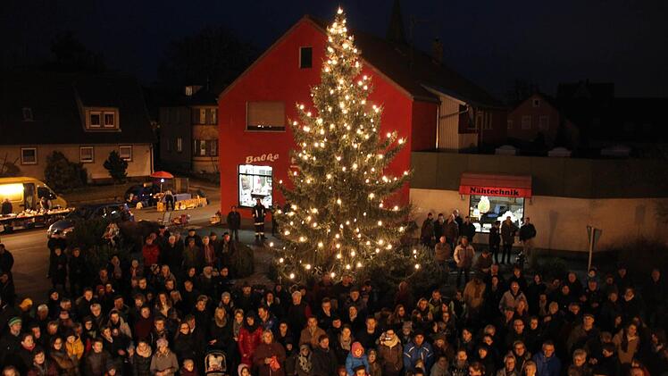 Impressionen von Adventsmarkt und Adventseinläuten in Mainleus. Foto: Stephan Stöckel
