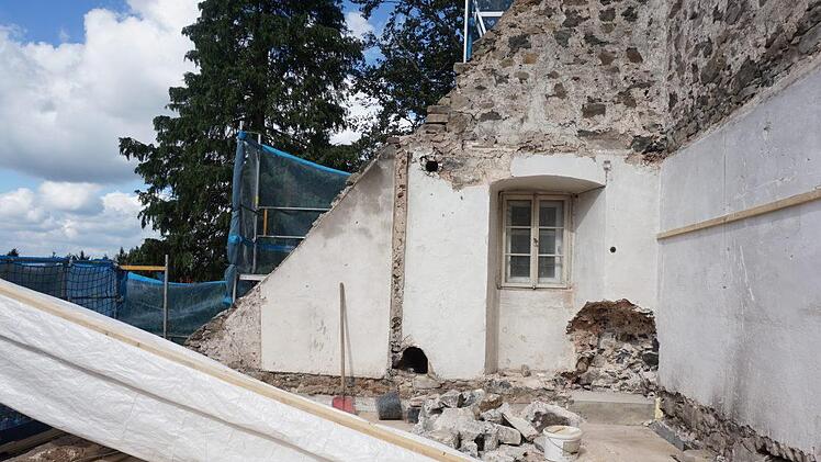 Das Dach der Sakristei ist abgebaut. Ein provisorischer Zwischenboden  wurde eingebaut, damit die Bauarbeiten fortgeführt werden können. Foto: Marion Eckert