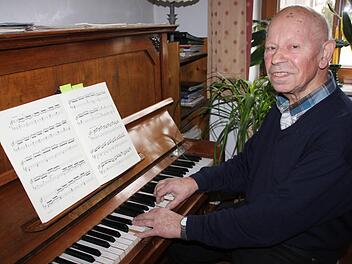 Die Musik ist seine große Leidenschaft. Auf einem alten Piano der renommierten Bayreuther Klaviermanufaktur Steingräber und Söhne aus den 1930er Jahren improvisiert Otto Bähr nach Herzenslust.  Foto: Stephan Stöckel