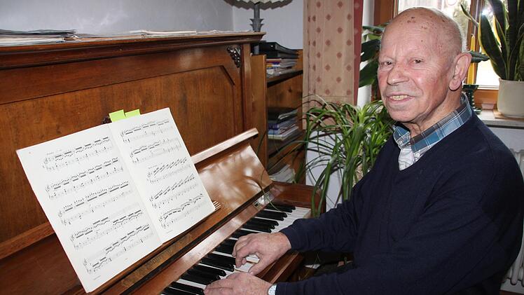 Die Musik ist seine große Leidenschaft. Auf einem alten Piano der renommierten Bayreuther Klaviermanufaktur Steingräber und Söhne aus den 1930er Jahren improvisiert Otto Bähr nach Herzenslust.  Foto: Stephan Stöckel