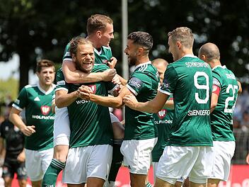Bediente Aubstädter und feiernde Schweinfurter gab es im Hinspiel, das der FC 05 Ende Juli mit 5:1 entschieden hatte. Außenseiter werden die Grabfelder auch diesmal sein, aber gewiss nicht chancenlos. Foto: foto2press/Frank Scheuring