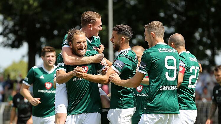 Bediente Aubstädter und feiernde Schweinfurter gab es im Hinspiel, das der FC 05 Ende Juli mit 5:1 entschieden hatte. Außenseiter werden die Grabfelder auch diesmal sein, aber gewiss nicht chancenlos. Foto: foto2press/Frank Scheuring