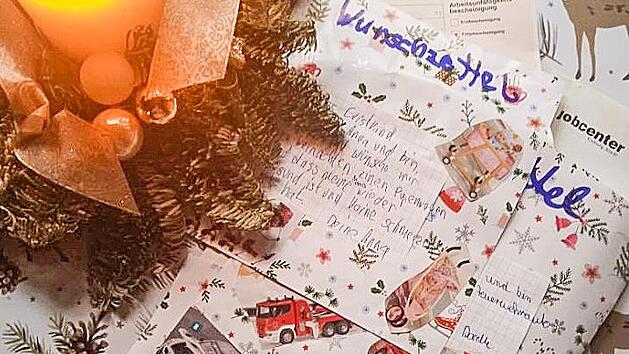 Blick auf den Tisch von Familie F.: Eine Weihnachtskerze, die Wunschzettel der Kinder und ein Schreiben vom Jobcenter.
