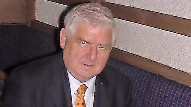 Der ehemalige Landrat Franz Krug bei einem Vortrag bei der Kolpingsfamilie Herzogenaurach am 18. November 2003