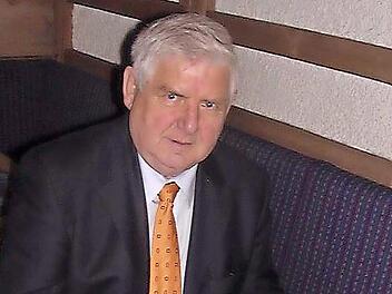 Der ehemalige Landrat Franz Krug bei einem Vortrag bei der Kolpingsfamilie Herzogenaurach am 18. November 2003