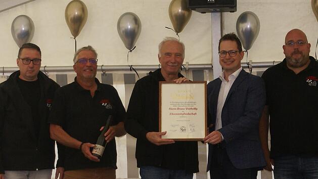 Der Vorstand des AMSC &uuml;bergibt Bruno Vierheilig die Urkunde zum Ehrenmitglied. Foto: Milena Meder