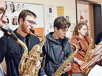 Mit schwungvoller Musik erfreute das Saxofon-Quartett die Patienten in der Kinderklinik des Uniklinikums Erlangen (von rechts): Sina Hinrichs, Tabea Duske, Oliver Wolf und Mika Frauendorfer mit dem Lehrer Bernd Aschmoneit.