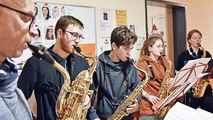 Mit schwungvoller Musik erfreute das Saxofon-Quartett die Patienten in der Kinderklinik des Uniklinikums Erlangen (von rechts): Sina Hinrichs, Tabea Duske, Oliver Wolf und Mika Frauendorfer mit dem Lehrer Bernd Aschmoneit.