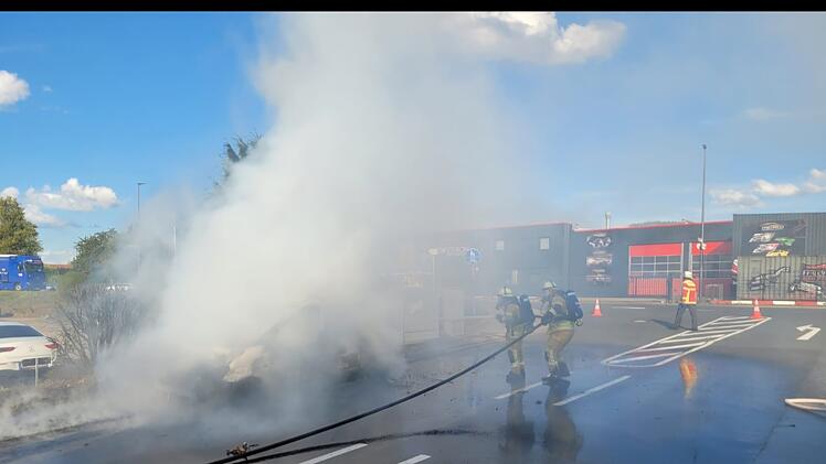 Autobrand vor Autohaus in Lichtenfels