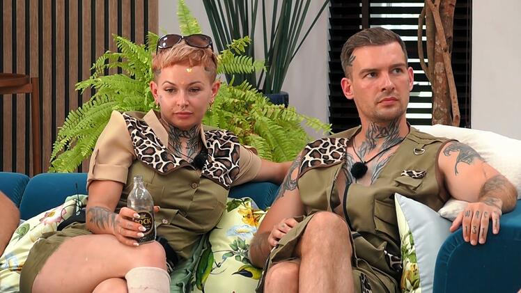 Alle gegen die Stehfests! Edith und Eric haben keinen leichten Stand, die Allianz um Dilara Kruse will so m&ouml;glichst z&uuml;gig loswerden.